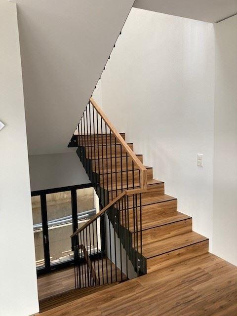 Stakettengeländer mit Holzhandlauf