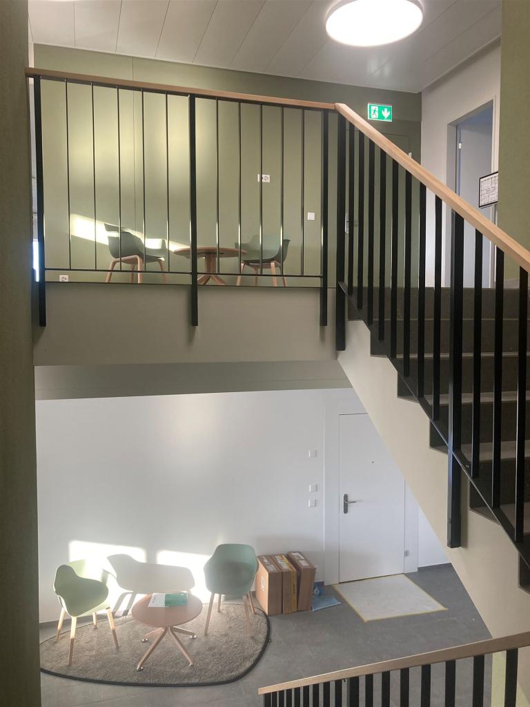 Stakettengeländer mit Holzhandlauf 